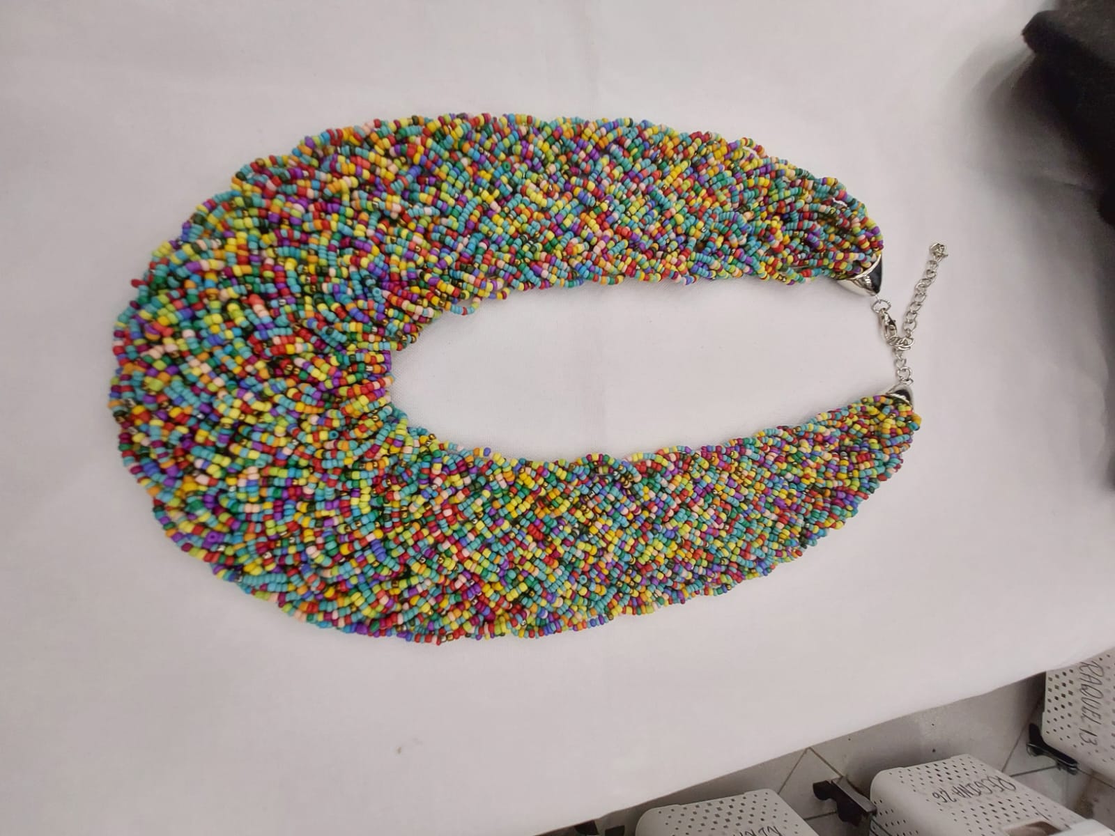 Colar artesanal colorido feito com miçangas